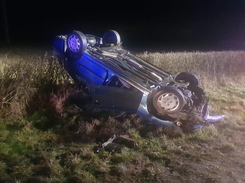 Dachowanie auta osobowego na drodze nr 166 koło Lulewic