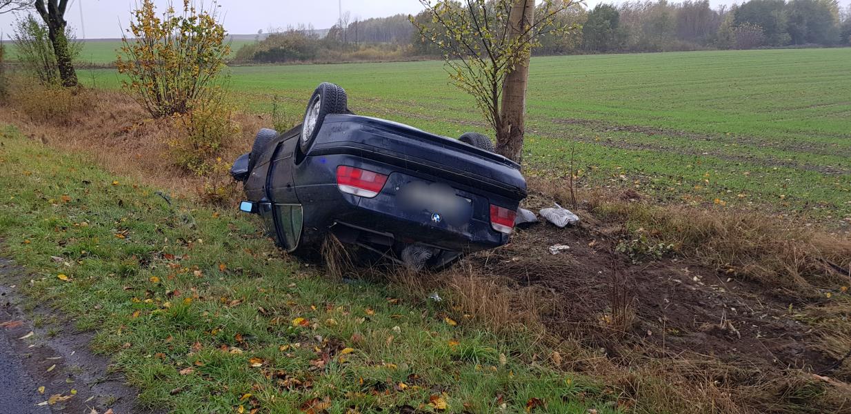 Dachowanie BMW pod Białogardem - 18 latka za kierownicą.