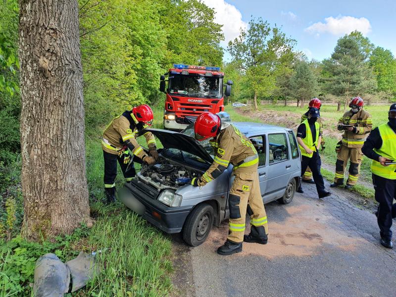 Wypadek pod Białogardem - kierowca Daewoo uderzył w drzewo. 
