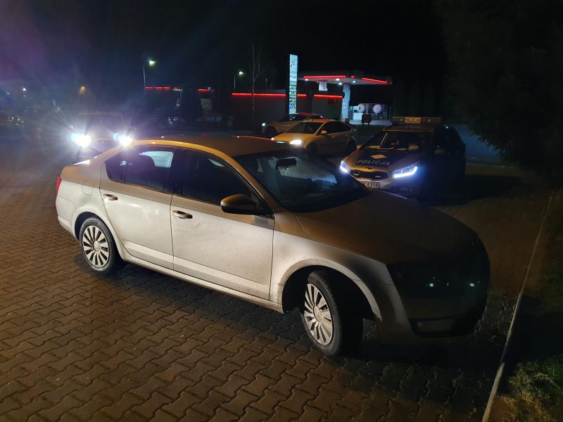 Policjanci odzyskali skradzioną Skodę - 23 latek trafił do aresztu. 