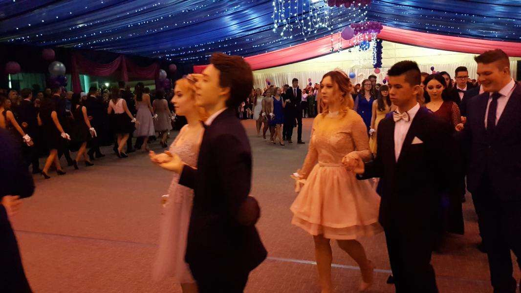 Bal Szkolny 2019 - szkolna zabawa i Polonez w wykonaniu klas gimnazjalnych.  Duża porcja zdjęć z tego wydarzenia! 