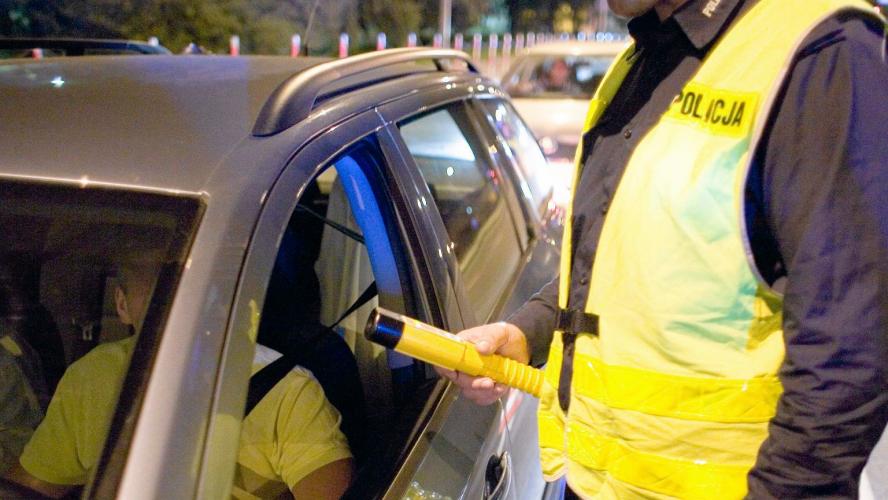 Pirat drogowy pędził  aż 114km/h w terenie zabudowanym  - był pijany, trafił do aresztu.  