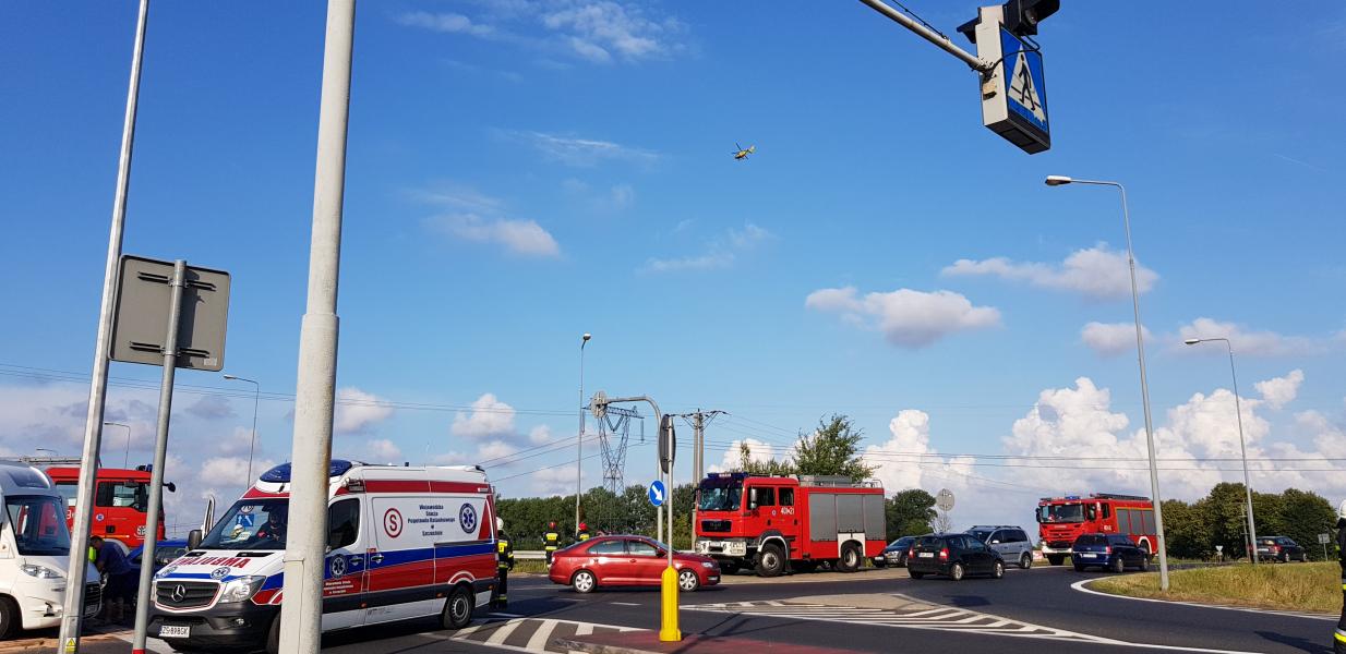 Wypadek na obwodnicy Karlina - zderzenie trzech pojazdów. W akcji śmigłowiec LPR.  