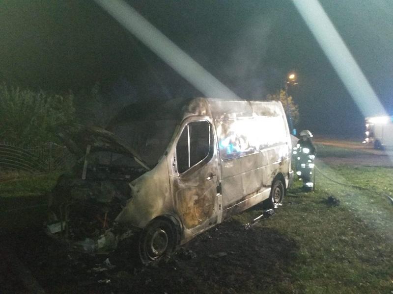 Pożar auta dostawczego pod Tychowem - bus spłonął doszczętnie. 