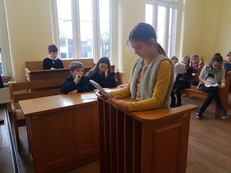 Dzień Edukacji Prawnej - dzieci z Białogardu wzięły udział w symulacji rozprawy sądowej. ZDJĘCIA