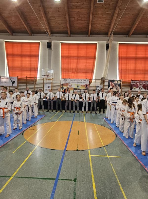 Białogardzcy Karatecy z medalami.