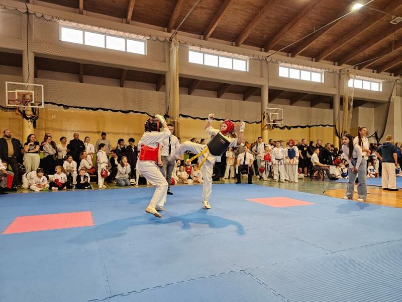 Białogardzcy Karatecy z medalami.