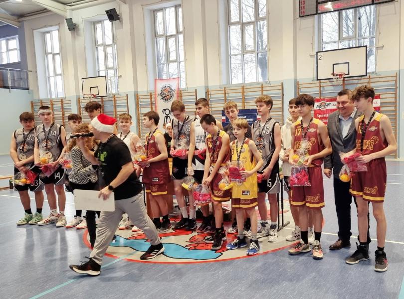 Świąteczne KOSZ granie naszych najmłodszych.