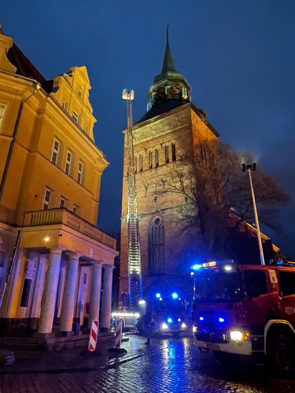Uszkodzona Igilica na wieży Kościoła NMP