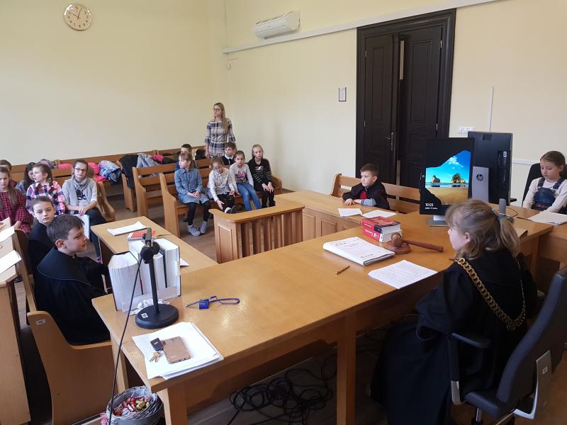 Dzień Edukacji Prawnej - dzieci z Białogardu wzięły udział w symulacji rozprawy sądowej. ZDJĘCIA