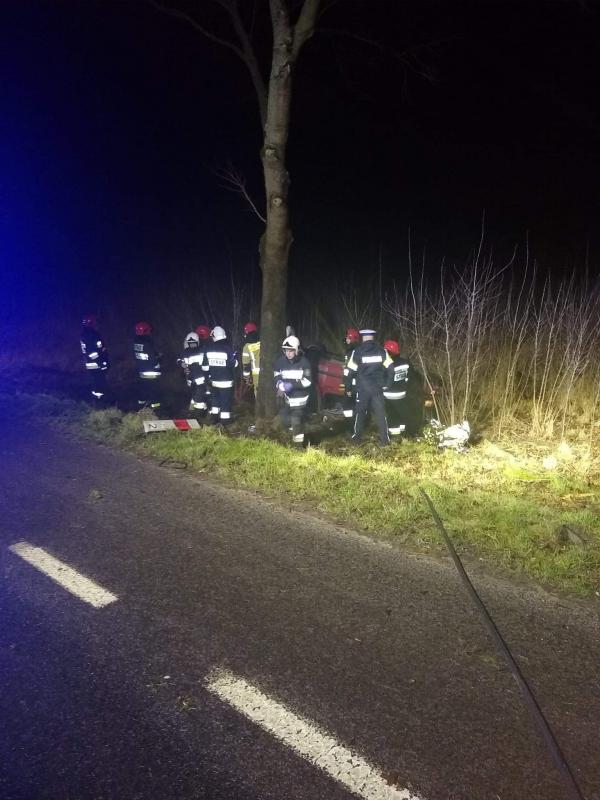 Dachowanie pod Karlinem - warunki drogowe są fatalne. Noga z gazu! ZDJĘCIA  