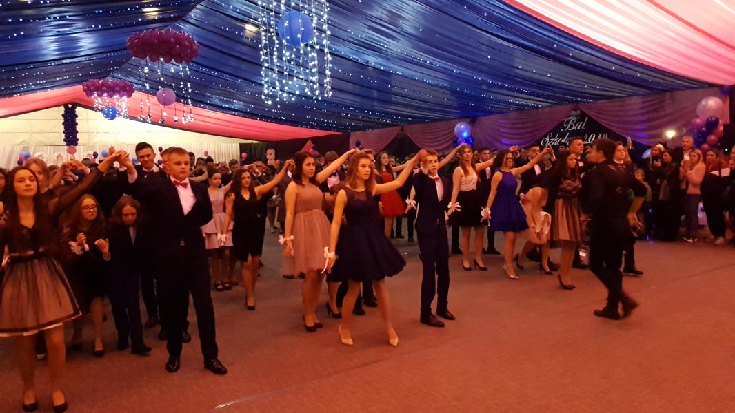 Bal Szkolny 2019 - szkolna zabawa i Polonez w wykonaniu klas gimnazjalnych.  Duża porcja zdjęć z tego wydarzenia! 