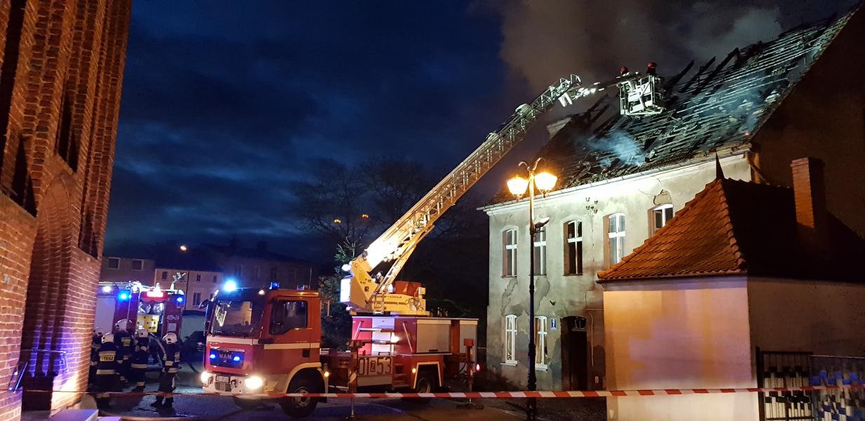 Pożar domu w Karlinie - ewakuowano dwie osoby.
