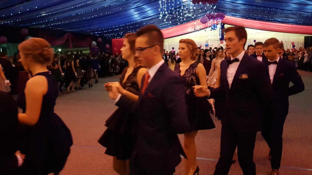Bal Szkolny 2019 - szkolna zabawa i Polonez w wykonaniu klas gimnazjalnych.  Duża porcja zdjęć z tego wydarzenia! 