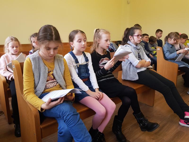 Dzień Edukacji Prawnej - dzieci z Białogardu wzięły udział w symulacji rozprawy sądowej. ZDJĘCIA