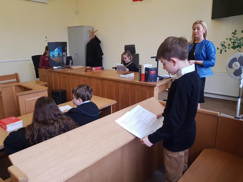 Dzień Edukacji Prawnej - dzieci z Białogardu wzięły udział w symulacji rozprawy sądowej. ZDJĘCIA
