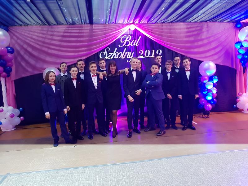 Bal Szkolny 2019 - szkolna zabawa i Polonez w wykonaniu klas gimnazjalnych.  Duża porcja zdjęć z tego wydarzenia! 