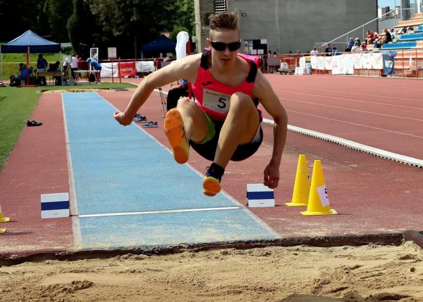 Oliwier Bońkowski z Iskry Białogard bezkonkurencyjny na mistrzostwach w Tarnowie – trzy złote medale