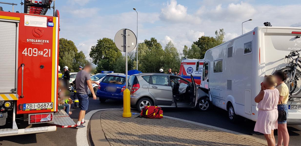 Wypadek na obwodnicy Karlina - zderzenie trzech pojazdów. W akcji śmigłowiec LPR.  