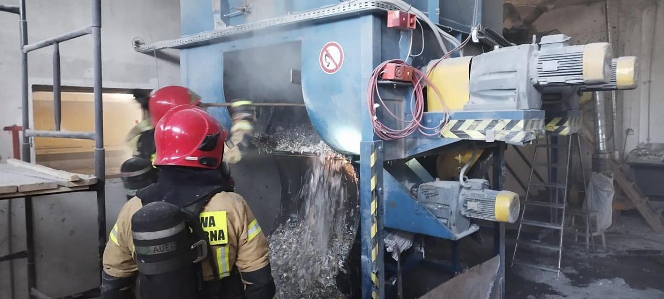 Pożar w budynku produkcyjnym zajmującym się przetwarzaniem celulozy