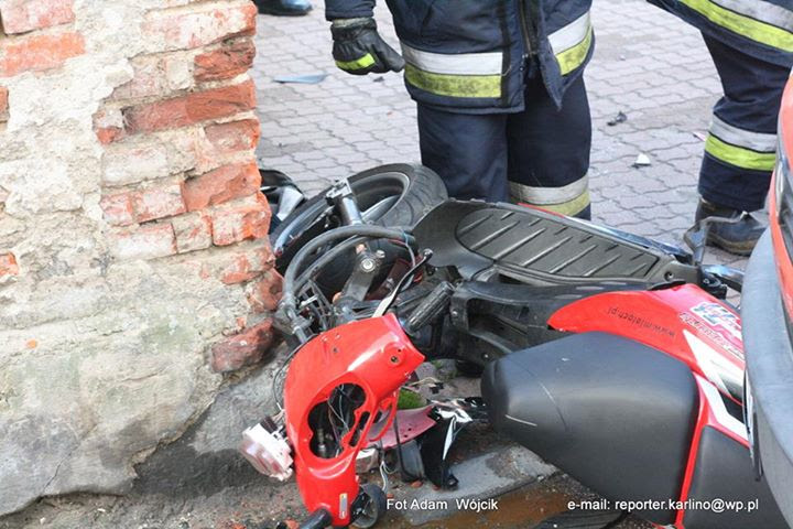 Skuter wyprzedzał i uderzył w busa.