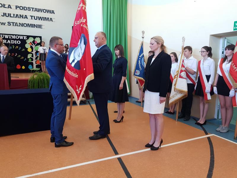 Szkoła podstawowa w Stanominie ma już swojego patrona! Fotorelacja z uroczystości. 