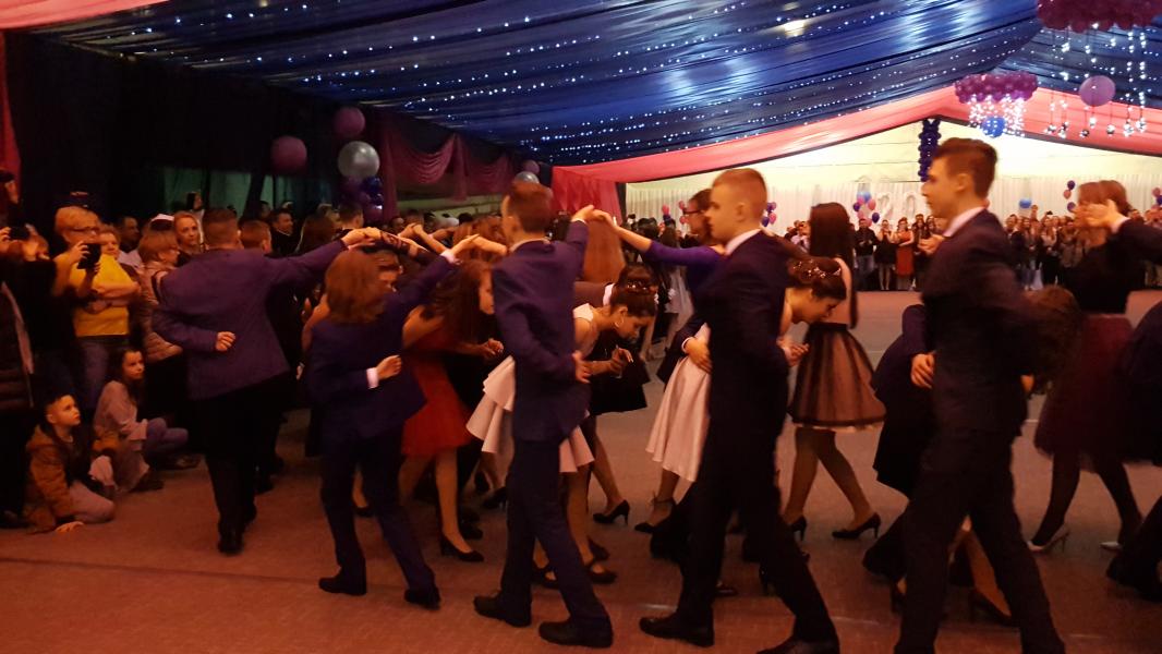 Bal Szkolny 2019 - szkolna zabawa i Polonez w wykonaniu klas gimnazjalnych.  Duża porcja zdjęć z tego wydarzenia! 