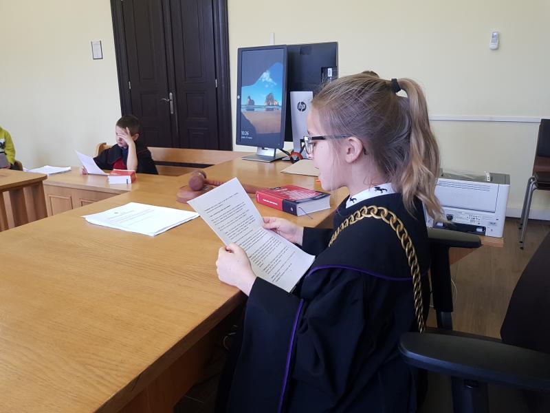 Dzień Edukacji Prawnej - dzieci z Białogardu wzięły udział w symulacji rozprawy sądowej. ZDJĘCIA