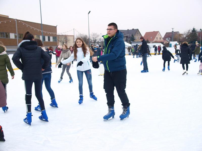 Białogardzkie lodowisko przyciągnęło setki osób. Też byliście? Zobaczcie zdjęcia. 
