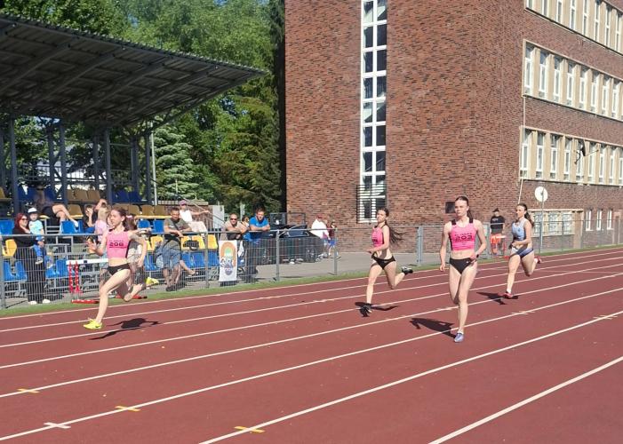 Medale i rekordy życiowe lekkoatletów Iskry Białogard w Kołobrzegu 