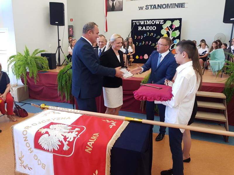 Szkoła podstawowa w Stanominie ma już swojego patrona! Fotorelacja z uroczystości. 