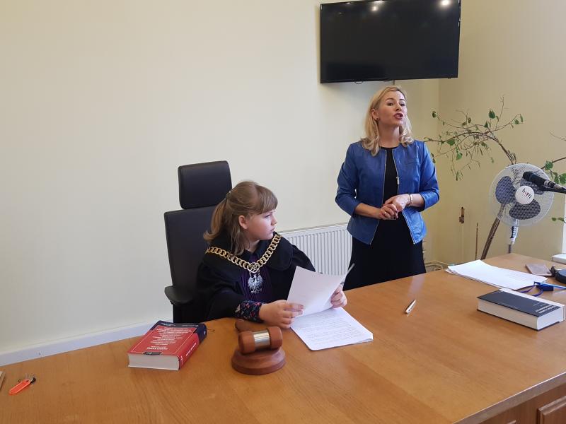 Dzień Edukacji Prawnej - dzieci z Białogardu wzięły udział w symulacji rozprawy sądowej. ZDJĘCIA