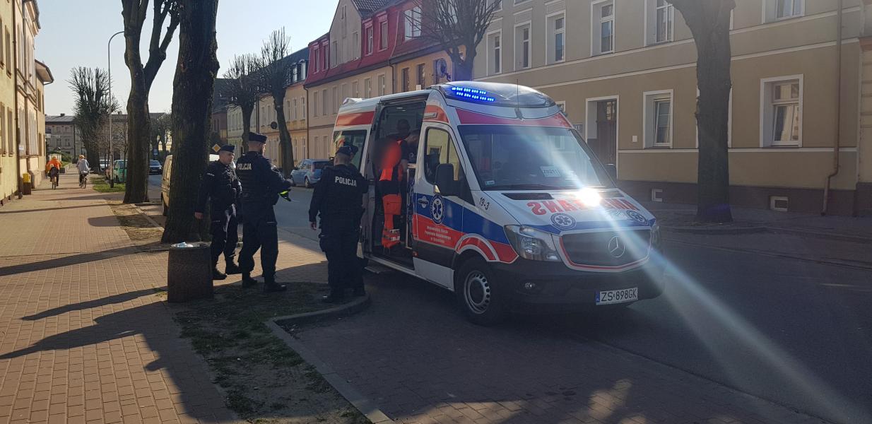 Mężczyzna poważnie ugodzony nożem podczas libacji alkoholowej! Trafił do szpitala. 
