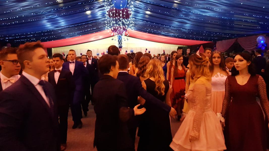 Bal Szkolny 2019 - szkolna zabawa i Polonez w wykonaniu klas gimnazjalnych.  Duża porcja zdjęć z tego wydarzenia! 