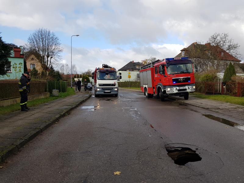 Zapadła się droga w Białogardzie.