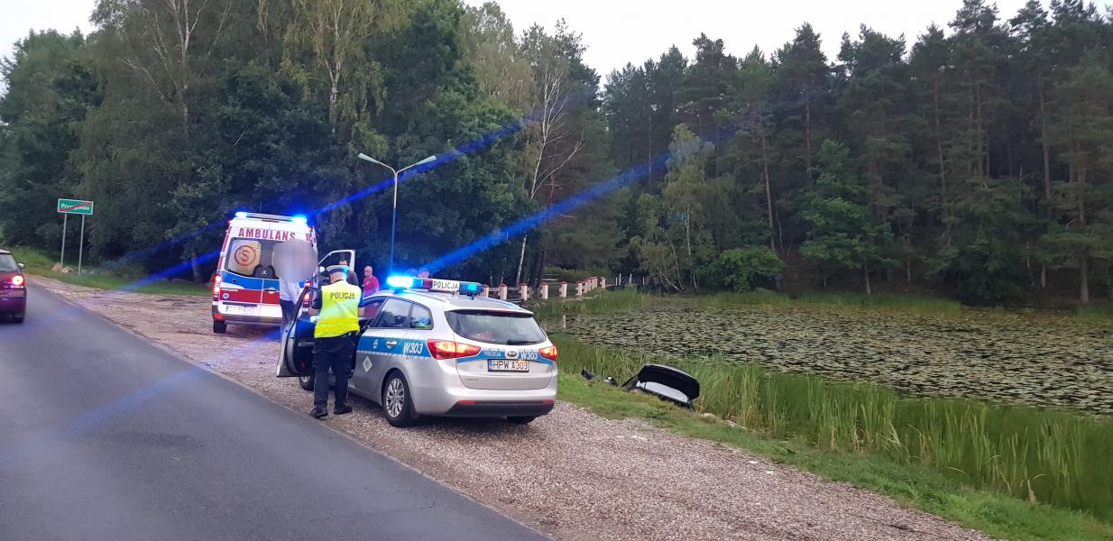 Chciał uniknąć czołowego zderzenia - BMW wpadło do stawu! 