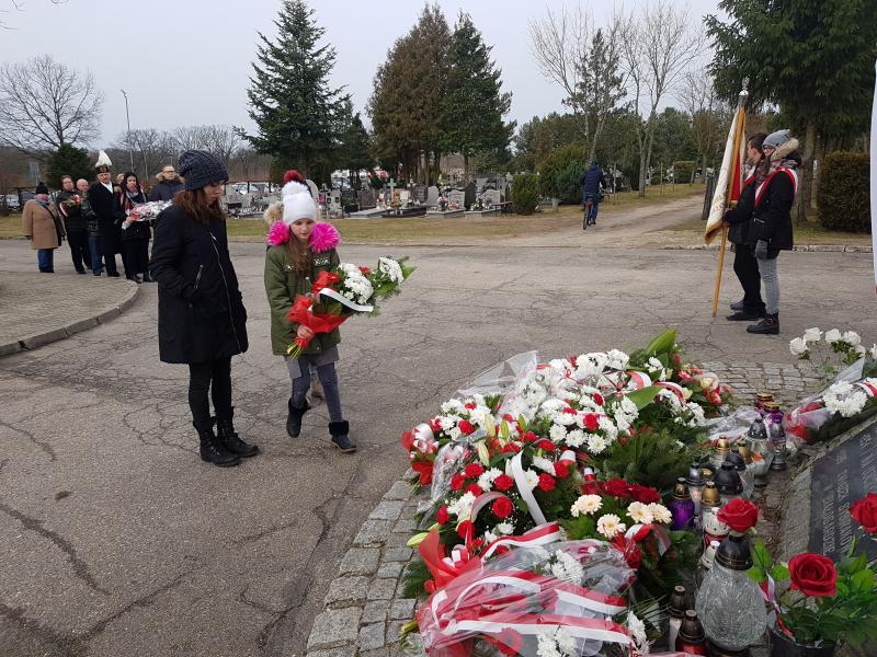 Obchody 79 Rocznicy I Masowej Deportacji Polaków na Sybir i do Kazachstanu. Msza znicze i kwiaty.