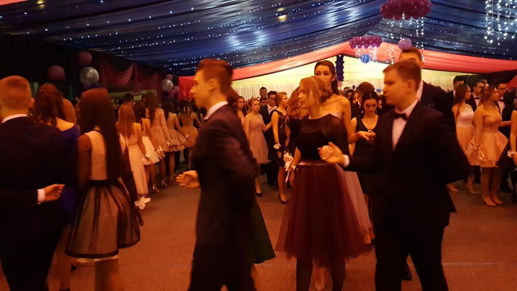 Bal Szkolny 2019 - szkolna zabawa i Polonez w wykonaniu klas gimnazjalnych.  Duża porcja zdjęć z tego wydarzenia! 