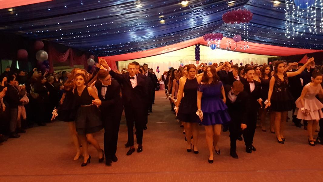 Bal Szkolny 2019 - szkolna zabawa i Polonez w wykonaniu klas gimnazjalnych.  Duża porcja zdjęć z tego wydarzenia! 