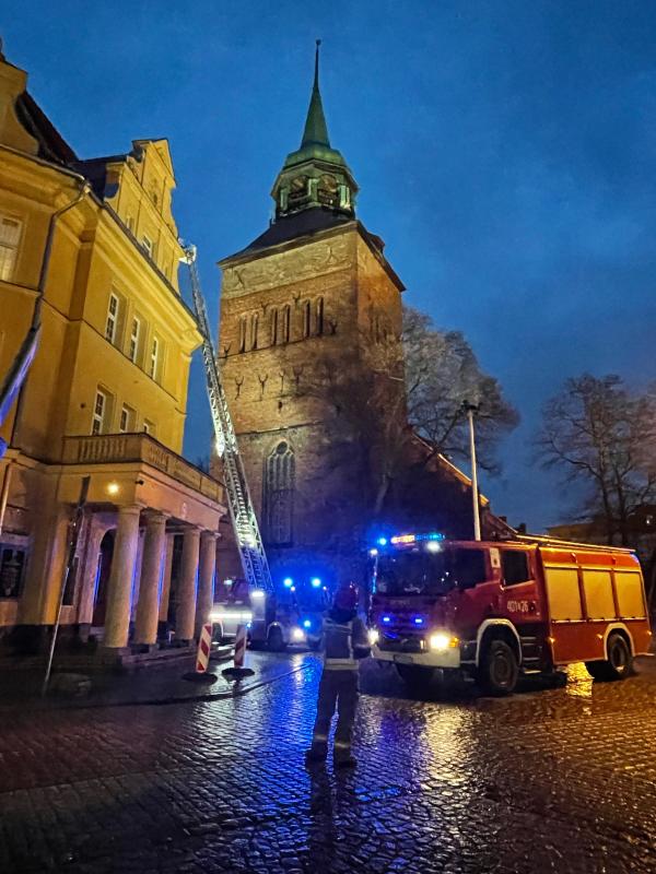 Uszkodzona Igilica na wieży Kościoła NMP
