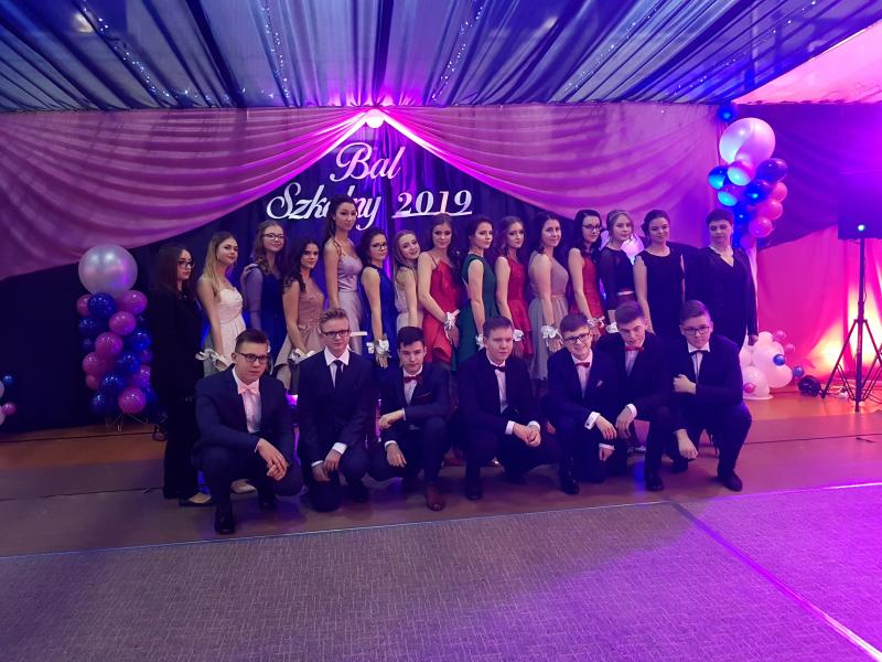 Bal Szkolny 2019 - szkolna zabawa i Polonez w wykonaniu klas gimnazjalnych.  Duża porcja zdjęć z tego wydarzenia! 