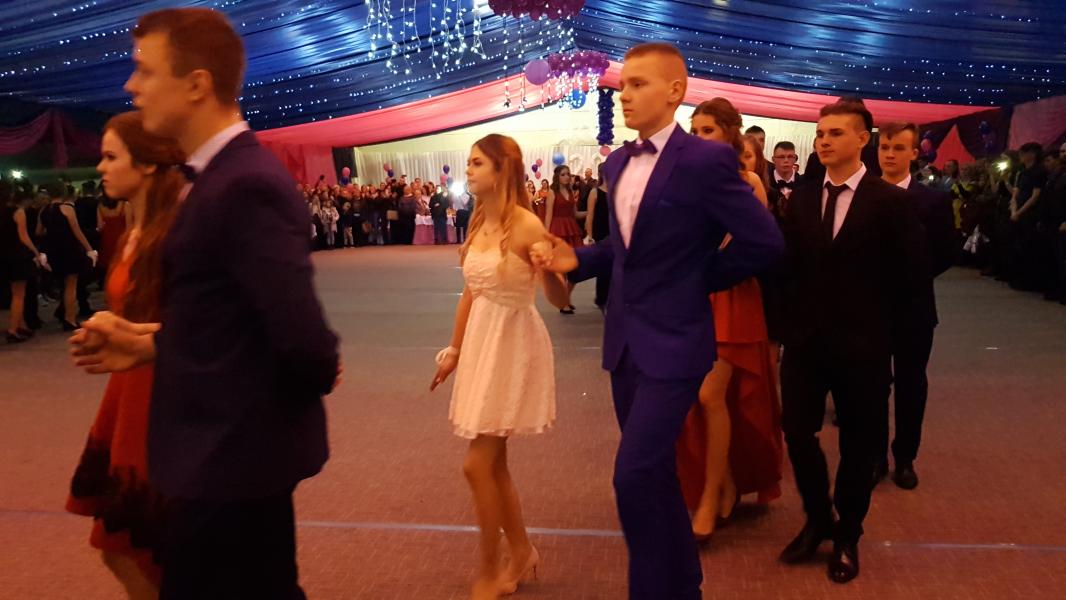 Bal Szkolny 2019 - szkolna zabawa i Polonez w wykonaniu klas gimnazjalnych.  Duża porcja zdjęć z tego wydarzenia! 