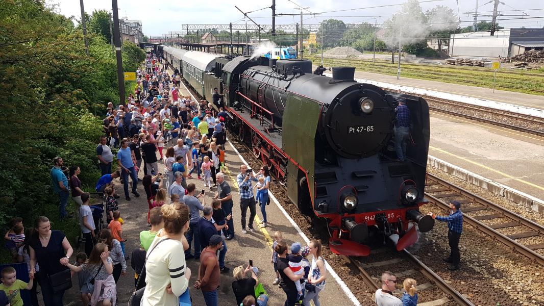 Przejazd pociągu PIRAT przez Białogard - Międzynarodowy Dzień Dziecka. 
