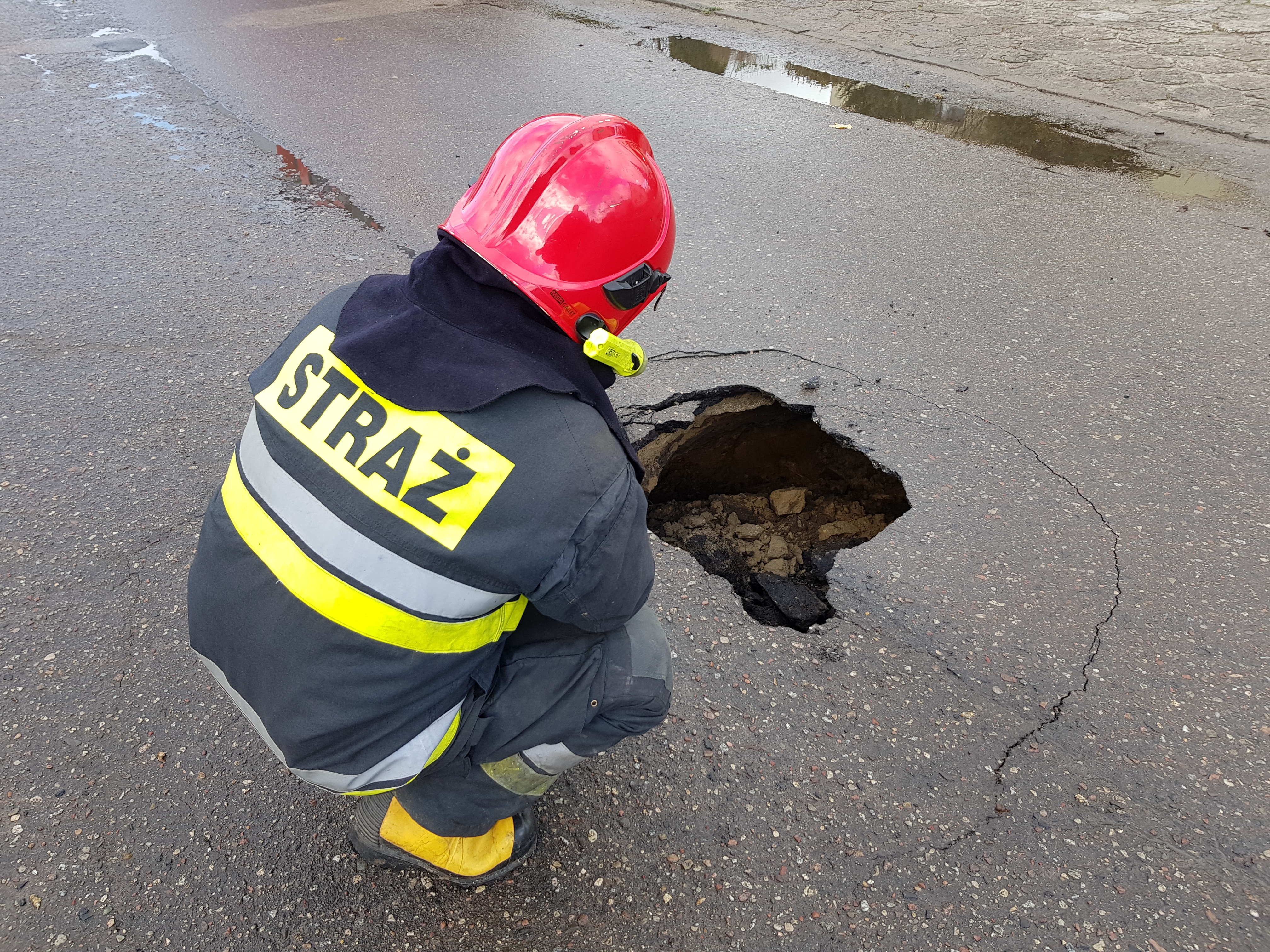 Zapadła się droga w Białogardzie.