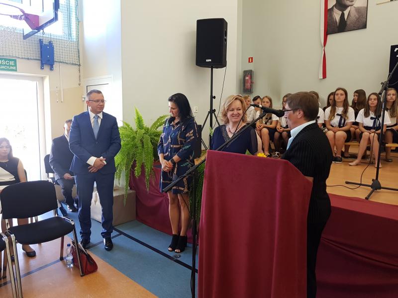 Szkoła podstawowa w Stanominie ma już swojego patrona! Fotorelacja z uroczystości. 