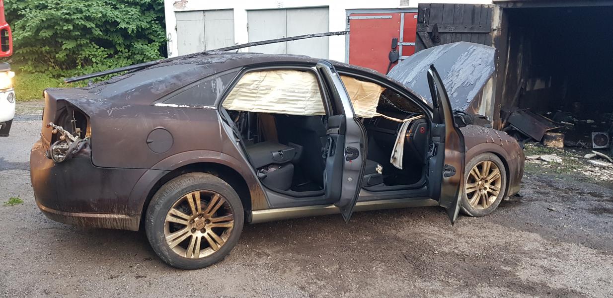 Pożar samochodu w Białogardzie - opel spłonął niemal doszczętnie. 