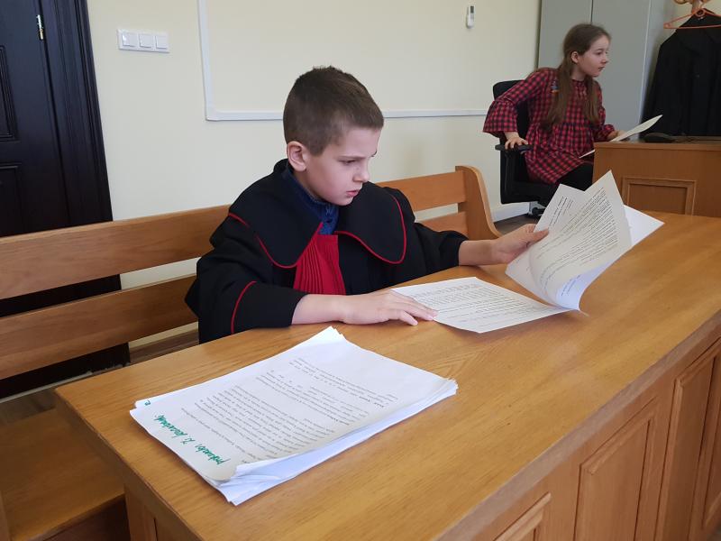 Dzień Edukacji Prawnej - dzieci z Białogardu wzięły udział w symulacji rozprawy sądowej. ZDJĘCIA