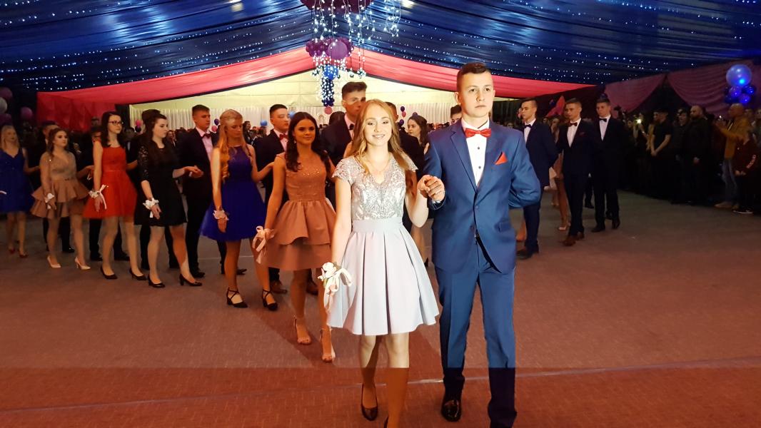 Bal Szkolny 2019 - szkolna zabawa i Polonez w wykonaniu klas gimnazjalnych.  Duża porcja zdjęć z tego wydarzenia! 