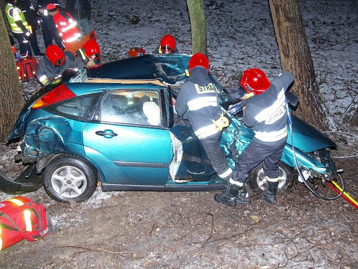 Poważny wypadek. Auto wypadło z drogi i uderzyło w drzewo.