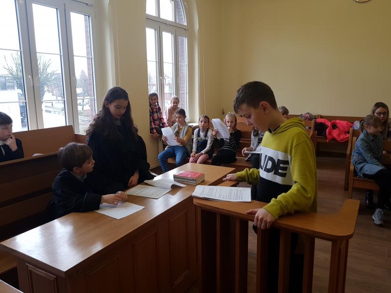 Dzień Edukacji Prawnej - dzieci z Białogardu wzięły udział w symulacji rozprawy sądowej. ZDJĘCIA